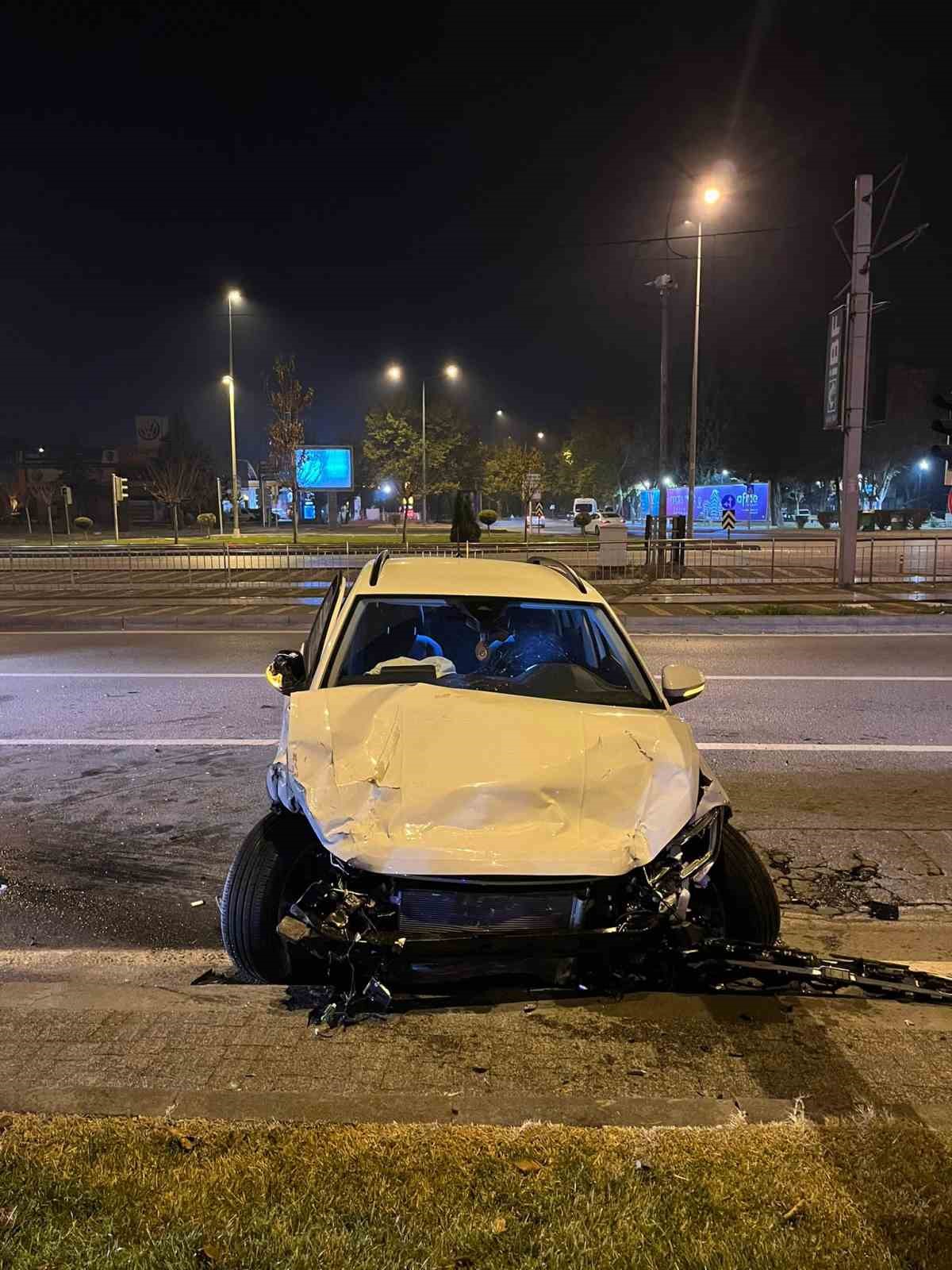kayseride iki otomobil carpisti 1i agir 3 yarali 6 BlngVTXF