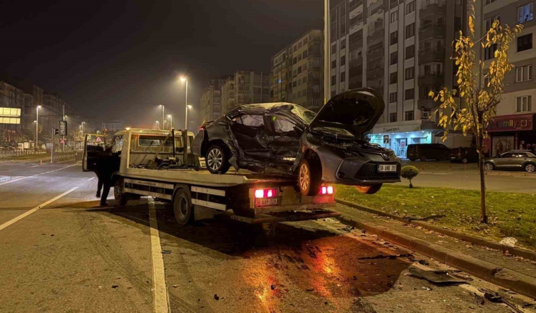 kayseride-iki-otomobil-carpisti-1i-agir-3-yarali-M9ziHBBO.jpg
