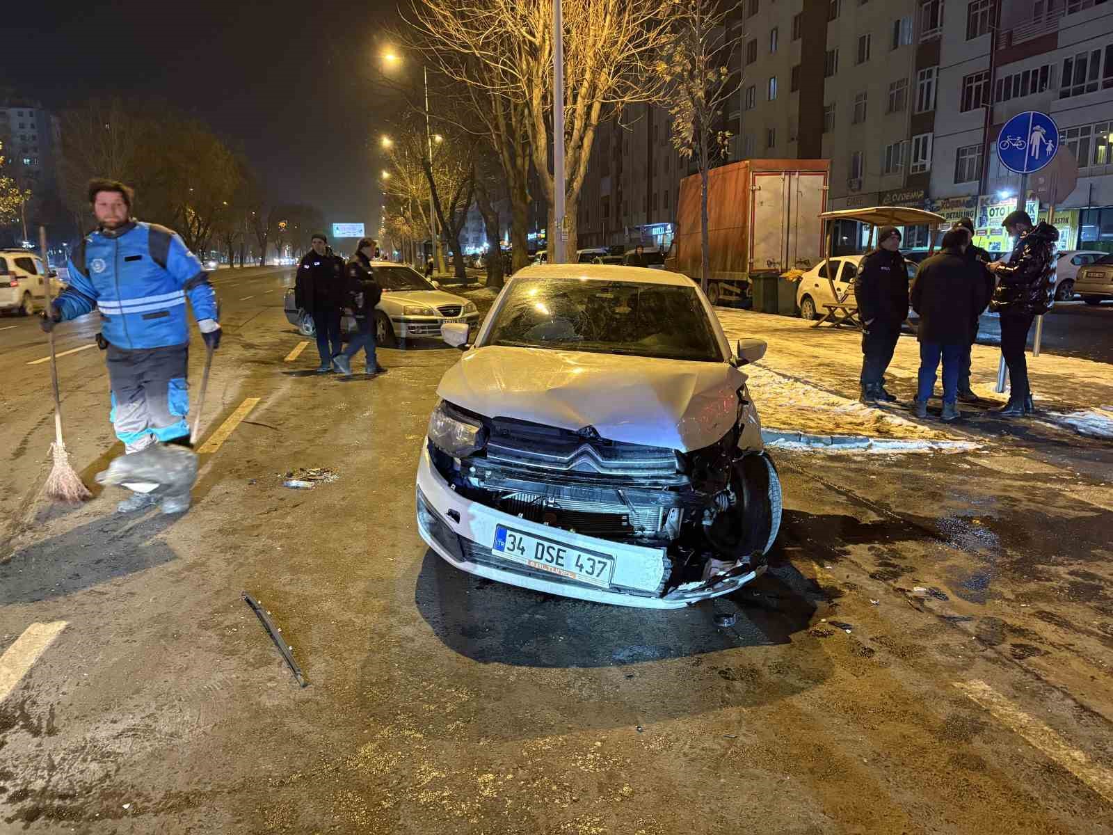 kayseride iki otomobilin carpistigi kazada 3 kisi yaralandi 0 VzSdLO31