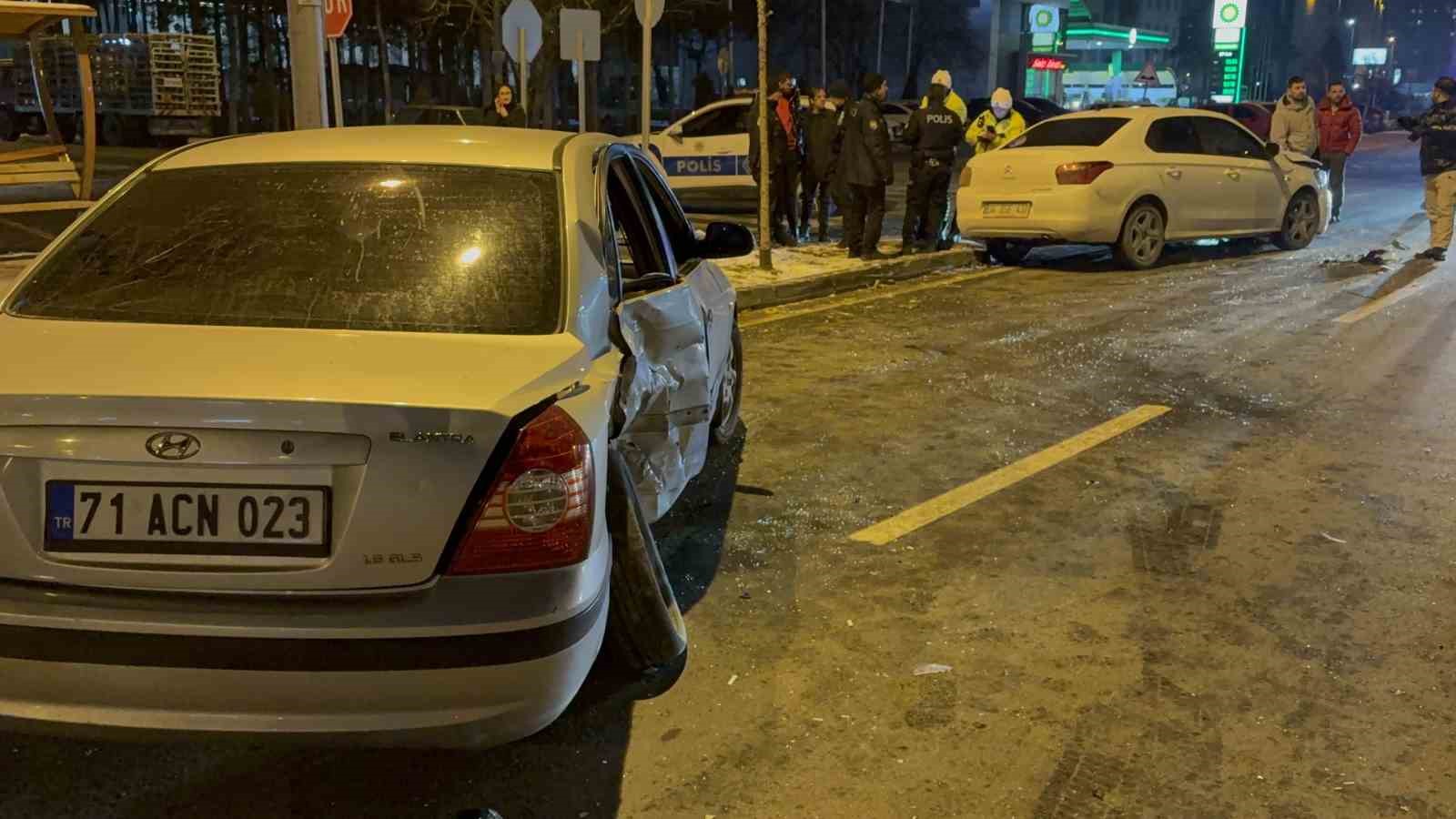 kayseride iki otomobilin carpistigi kazada 3 kisi yaralandi 2