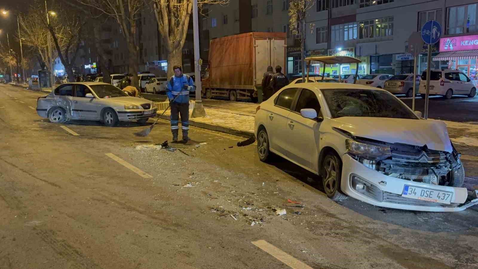kayseride iki otomobilin carpistigi kazada 3 kisi yaralandi 5 bcgVtNWC