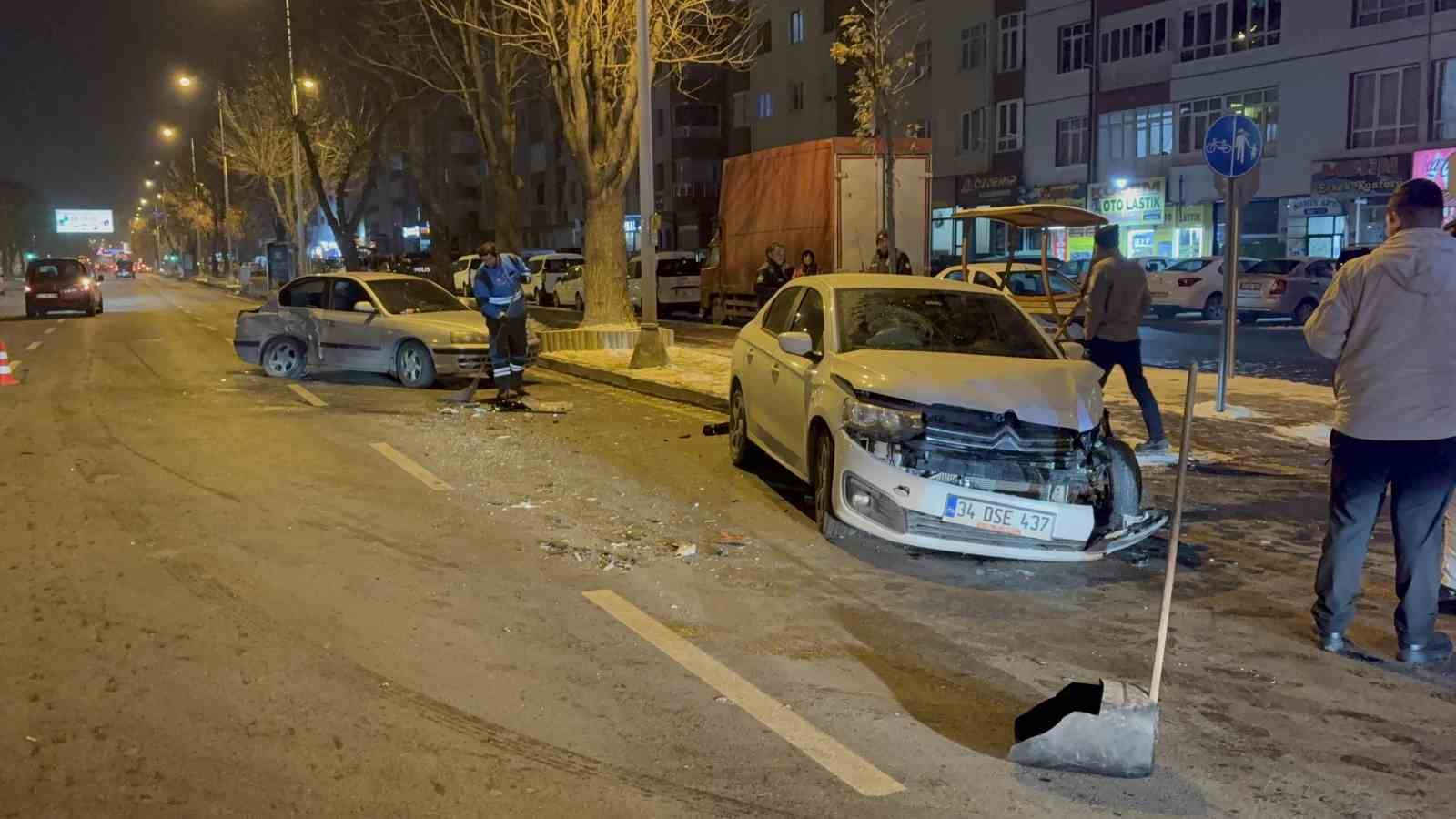 kayseride iki otomobilin carpistigi kazada 3 kisi yaralandi 6 ZQMtlImS