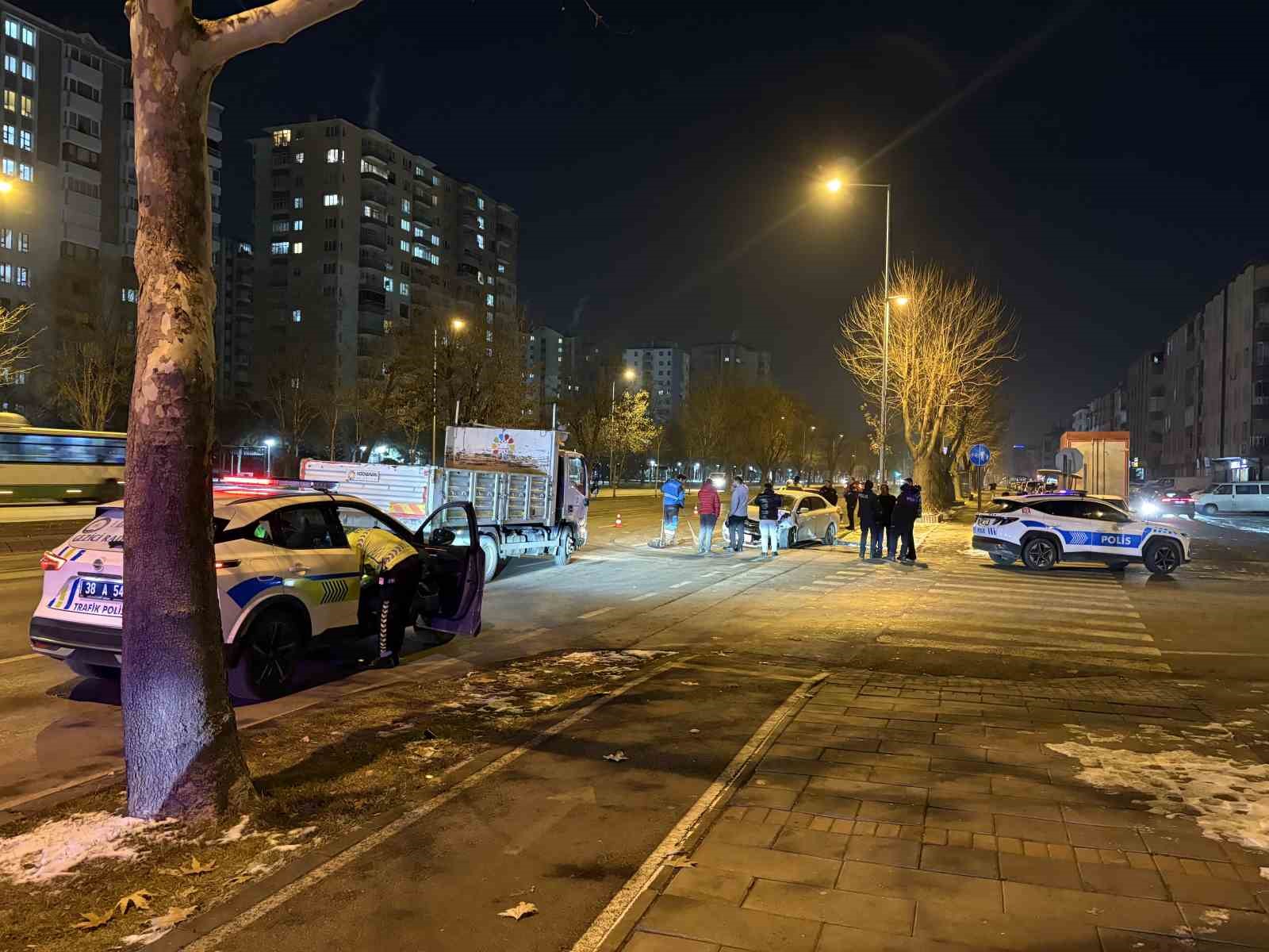 kayseride iki otomobilin carpistigi kazada 3 kisi yaralandi 7 YeBcWJPK