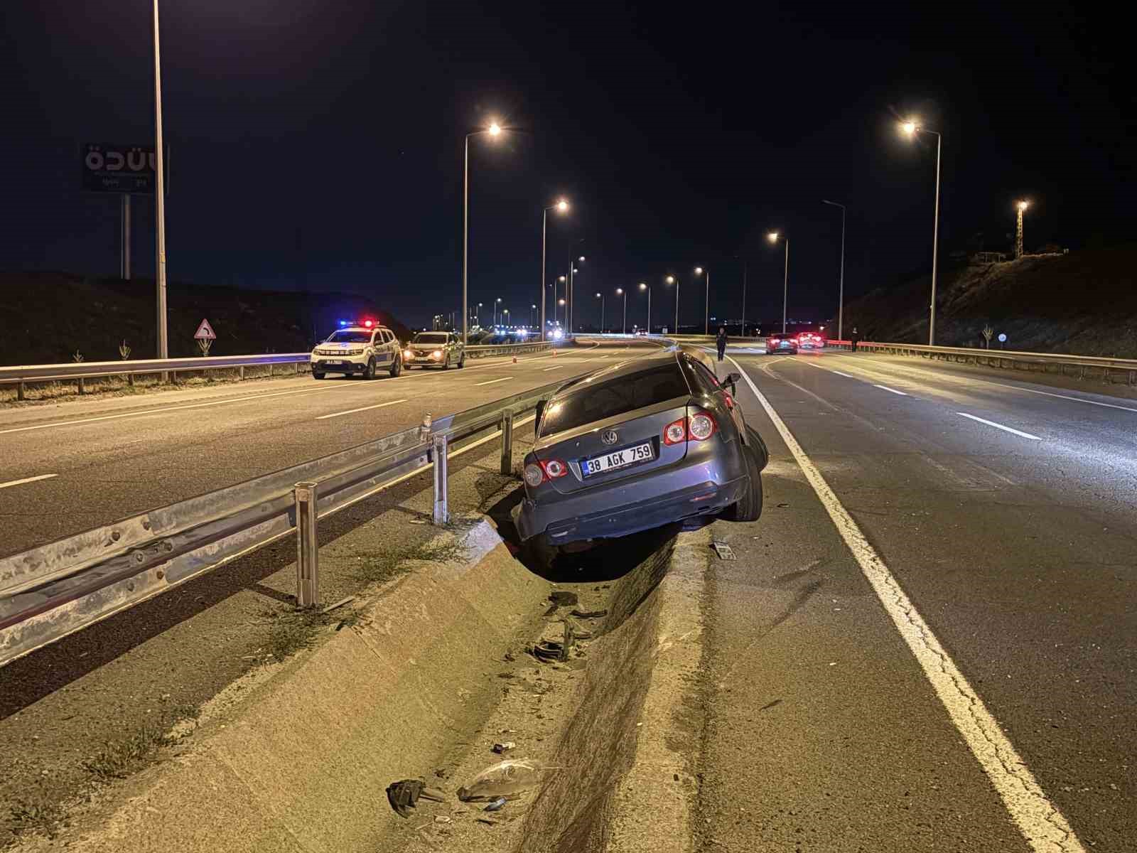kayseride iki otomobilin carpistigi kazada 3 yasindaki bebek yaralandi 4 nijXR3RF