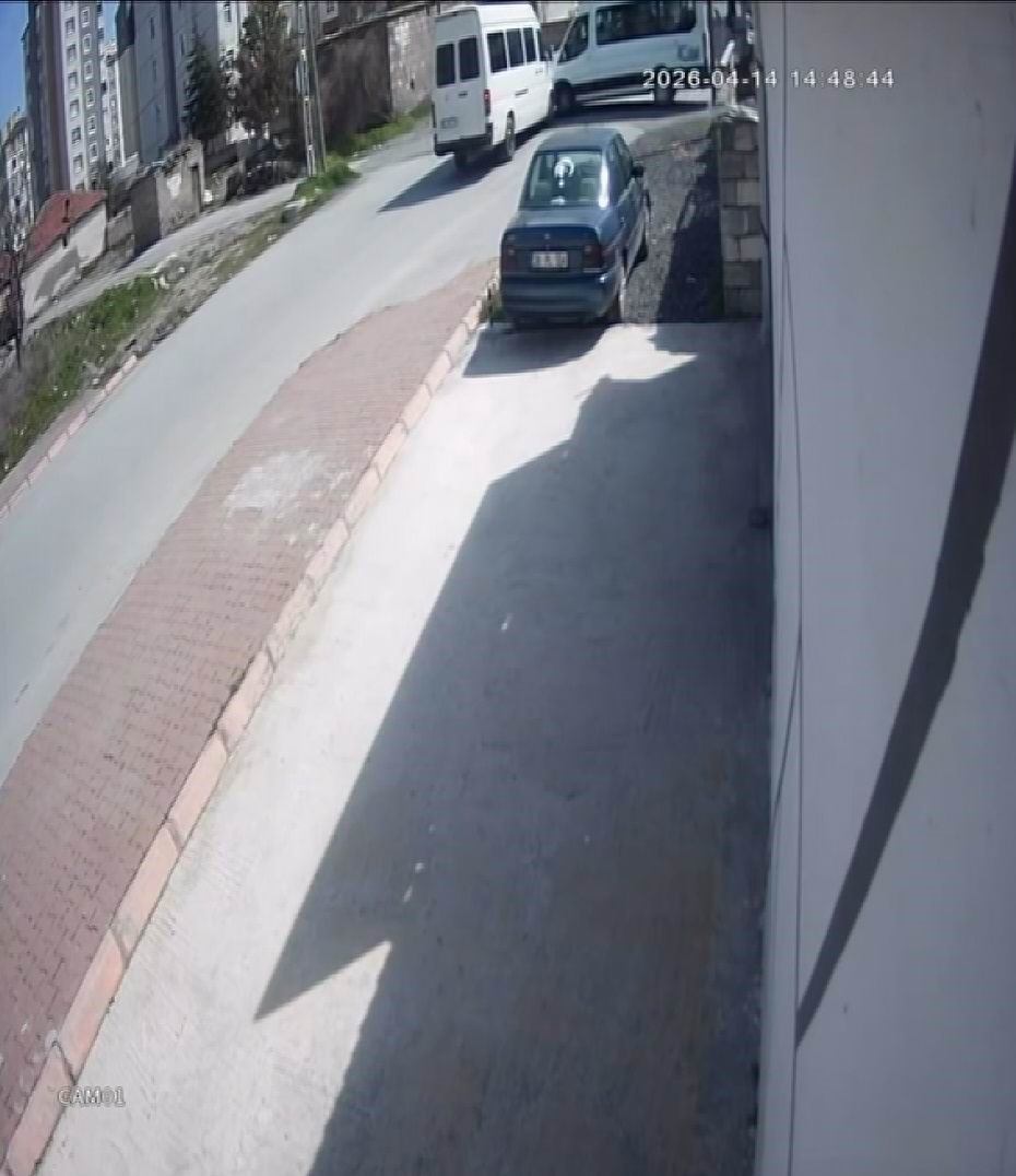 kayseride iki servis aracinin carpistigi kaza ani guvenlik kamerasinda 3