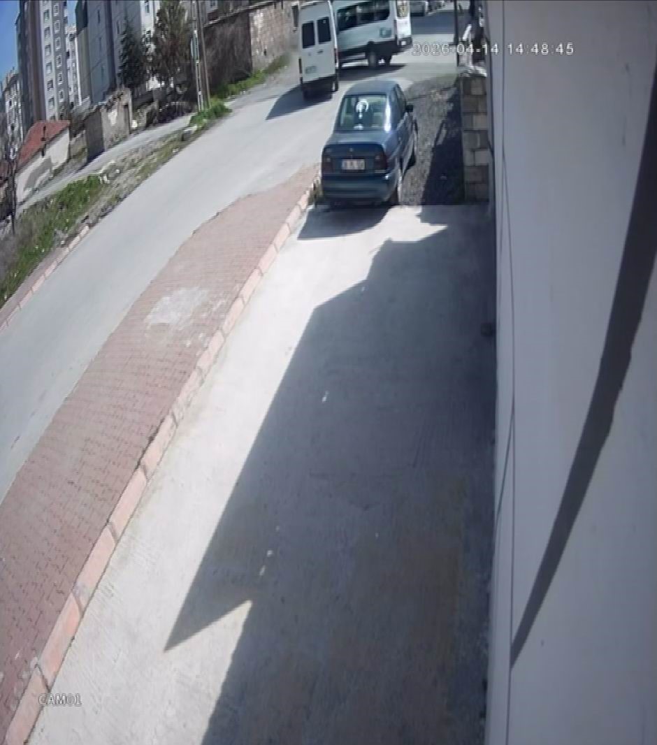 kayseride iki servis aracinin carpistigi kaza ani guvenlik kamerasinda 4