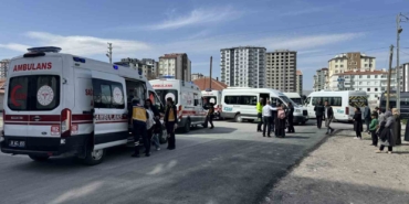 kayseride-iki-servis-aracinin-carpistigi-kaza-ani-guvenlik-kamerasinda-L1SQWkEP.jpg