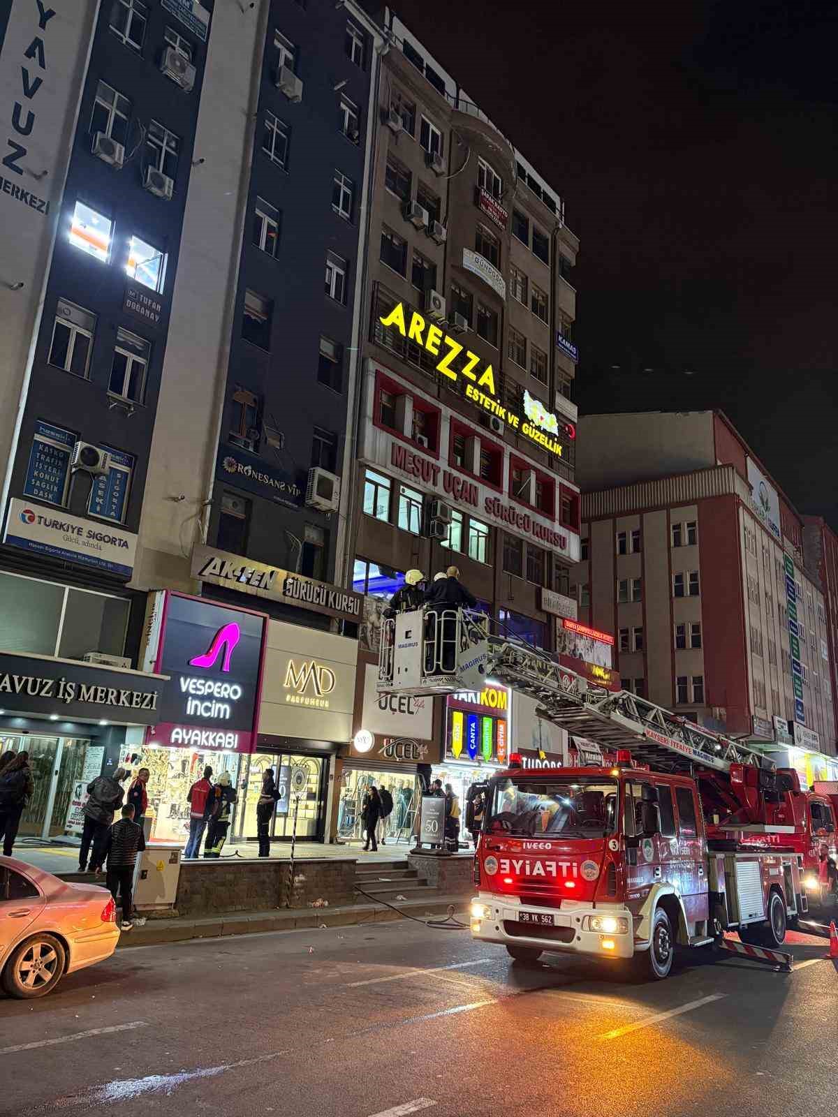 Kayseri’de iş merkezinde çıkan yangın söndürüldü 8 kayseride is merkezinde cikan yangin sonduruldu 4 tiNbyapd
