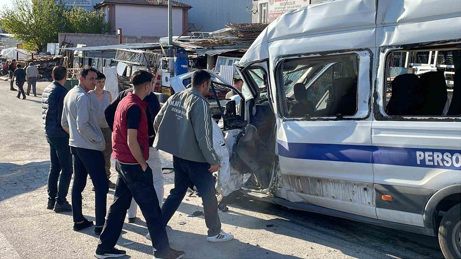 kayseride isci servisi ile kamyon carpisti 8 yarali 0 PTUD6iWX