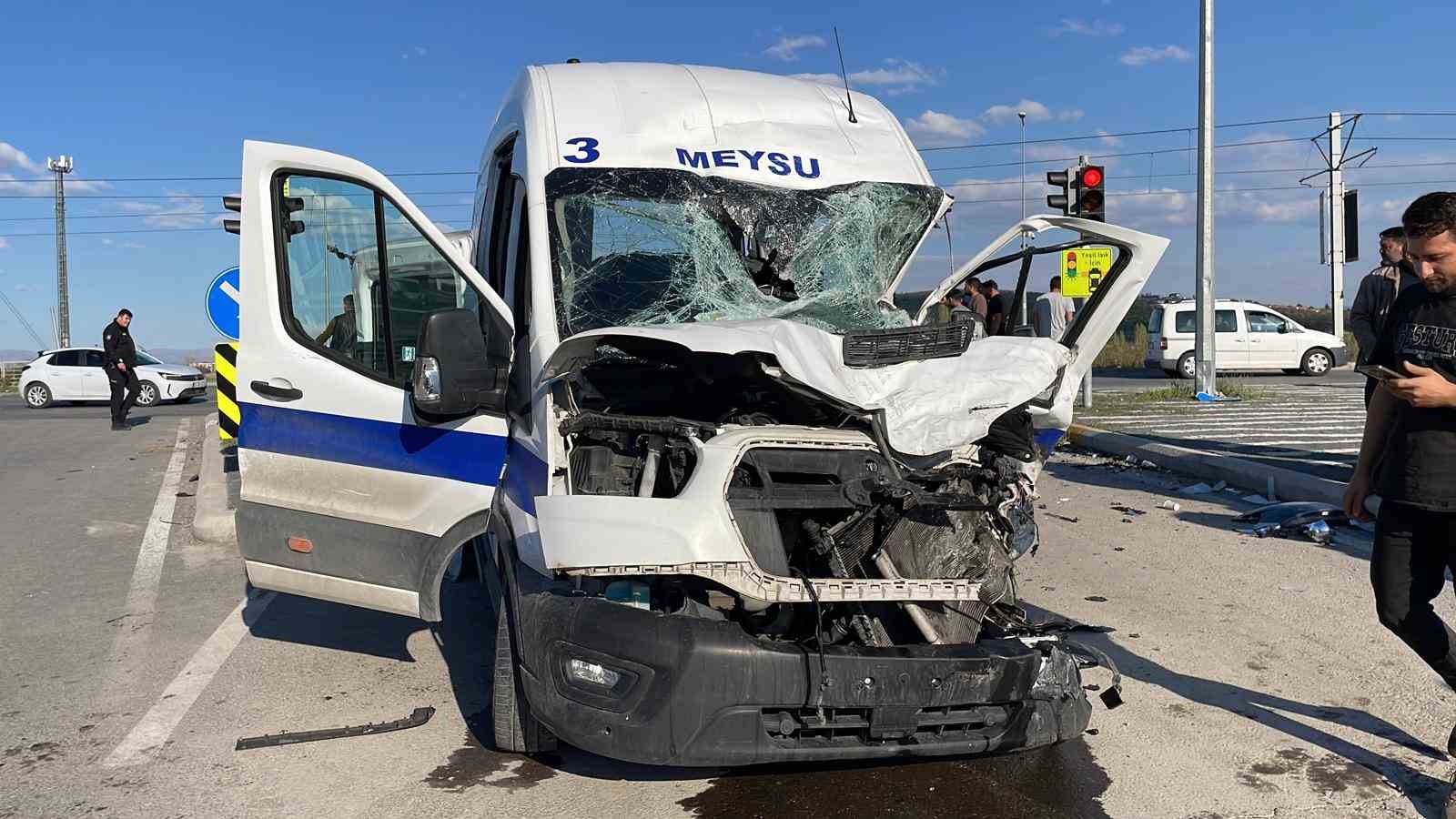 kayseride isci servisi ile kamyon carpisti 8 yarali 1 duJezFDP
