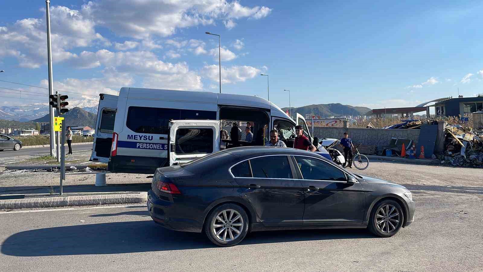 kayseride isci servisi ile kamyon carpisti 8 yarali 2 KFsLfCWN