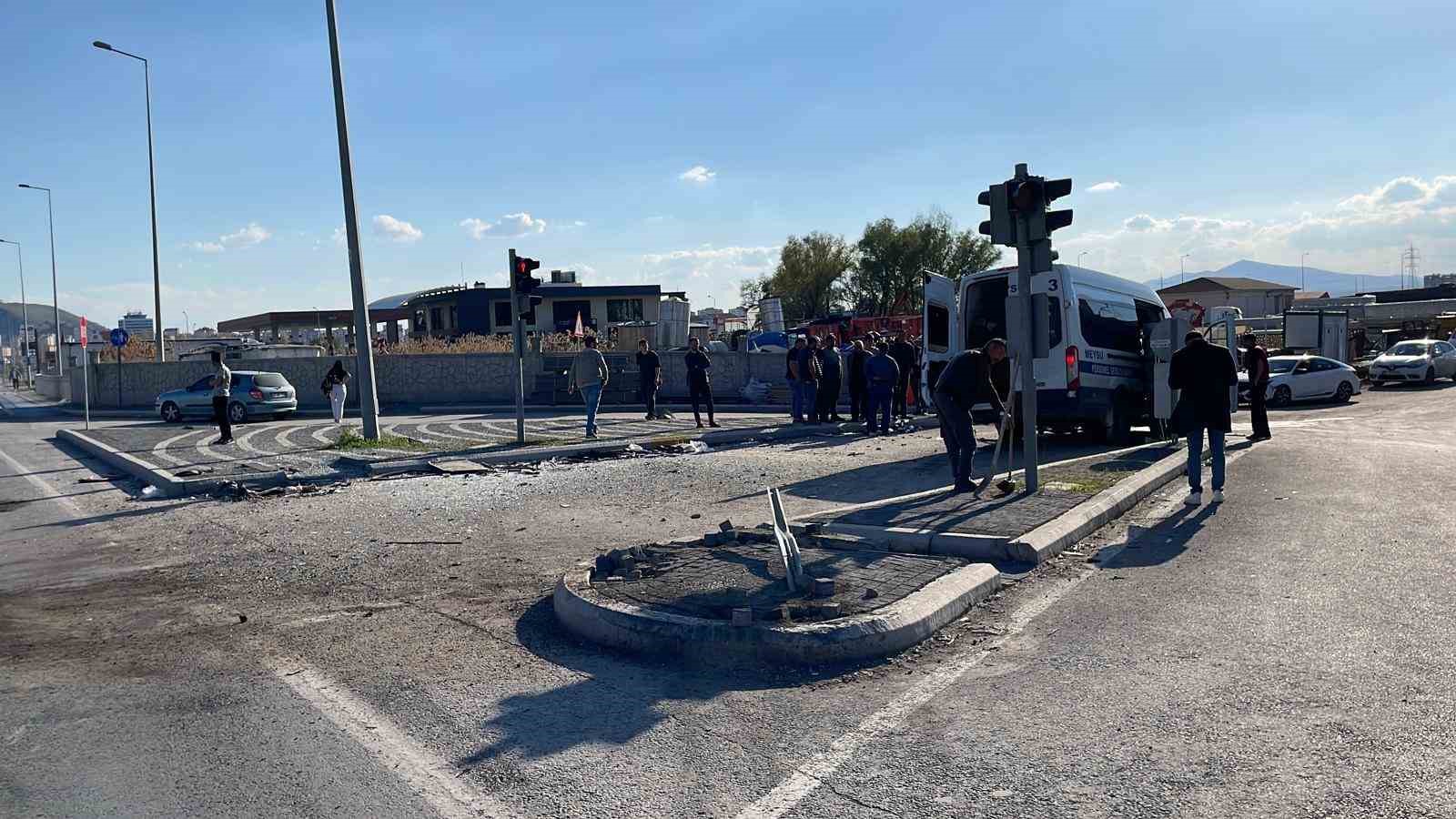 kayseride isci servisi ile kamyon carpisti 8 yarali 3 dy7C2Vg4