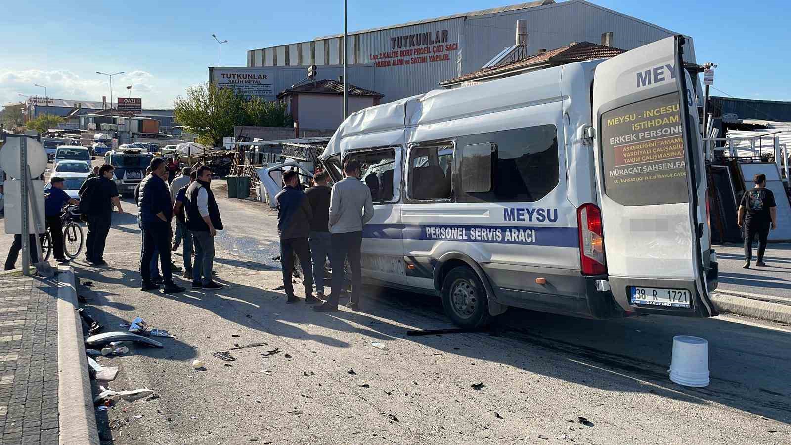 kayseride isci servisi ile kamyon carpisti 8 yarali 4 VDUhBUvD