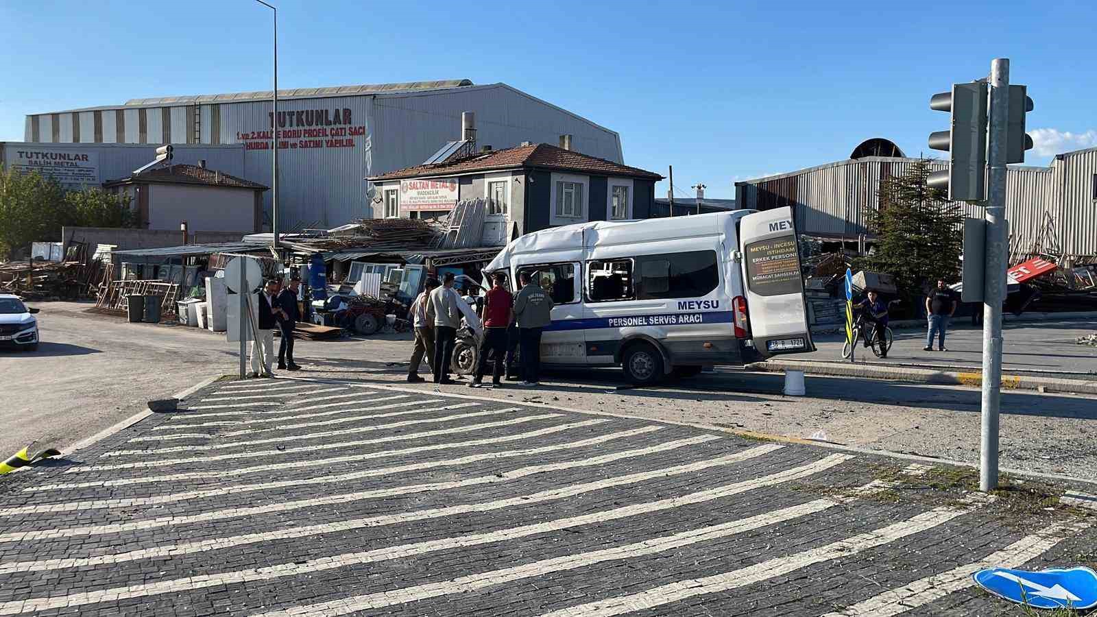 kayseride isci servisi ile kamyon carpisti 8 yarali 5 YMMB9BaM