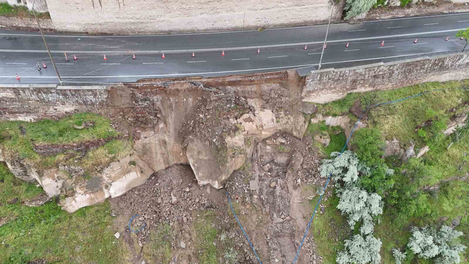 Kayseri’de istinat duvarı çöktü, bir ev zarar gördü 5 kayseride istinat duvari coktu bir ev zarar gordu 1 eO1akNzu