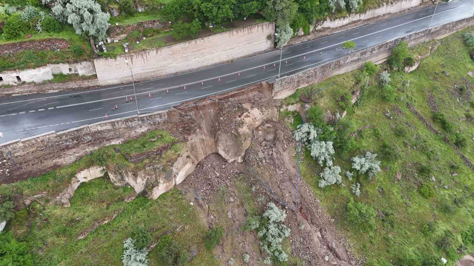 Kayseri’de istinat duvarı çöktü, bir ev zarar gördü 6 kayseride istinat duvari coktu bir ev zarar gordu 2 1ORU6StE