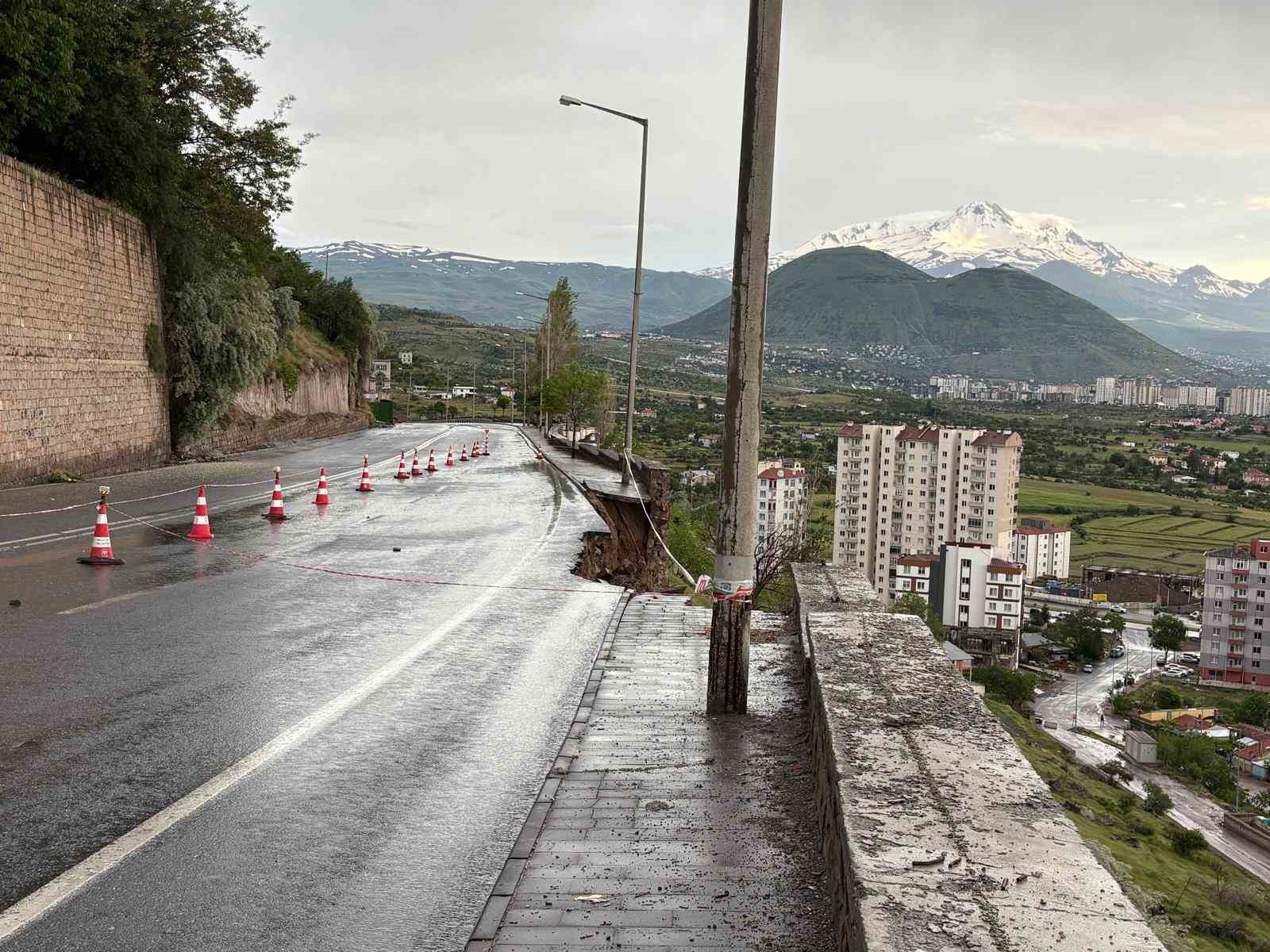 Kayseri’de istinat duvarı çöktü, bir ev zarar gördü 7 kayseride istinat duvari coktu bir ev zarar gordu 3 JVBR5Gja