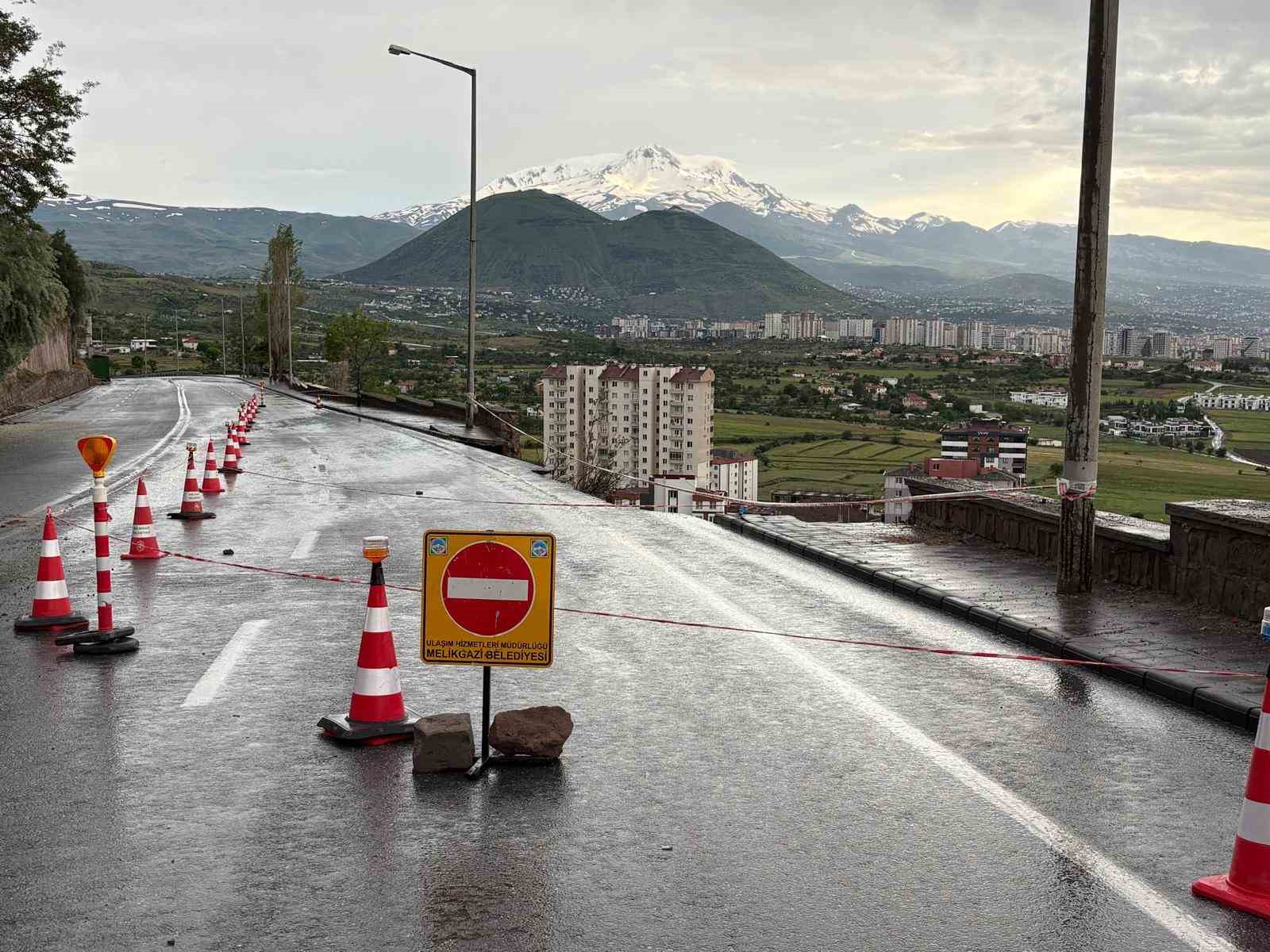 Kayseri’de istinat duvarı çöktü, bir ev zarar gördü 8 kayseride istinat duvari coktu bir ev zarar gordu 4 m4CqfKHq