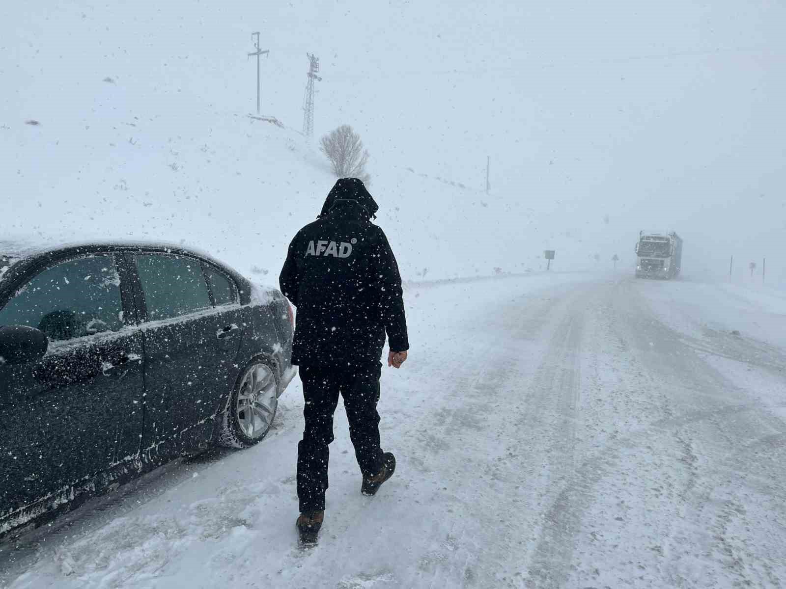 kayseride kar yagisi sonrasi mahsur kalan vatandaslar kurtarildi 2