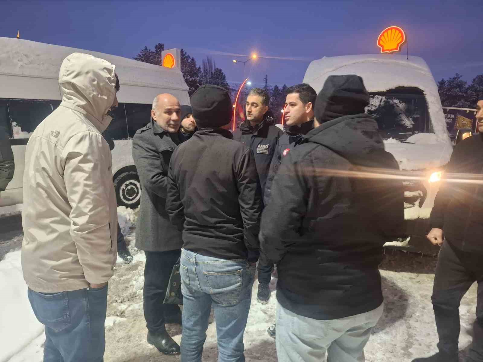 kayseride kar yagisi sonrasi mahsur kalan vatandaslar kurtarildi 5 p3nTqUdj