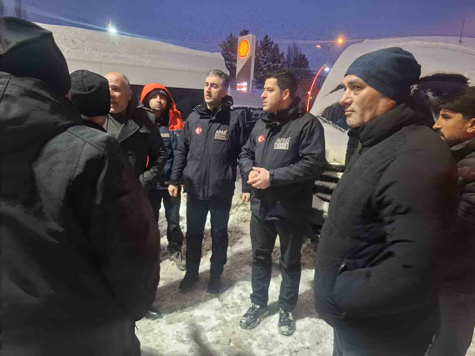 kayseride kar yagisi sonrasi mahsur kalan vatandaslar kurtarildi 6 XDXEUUUf