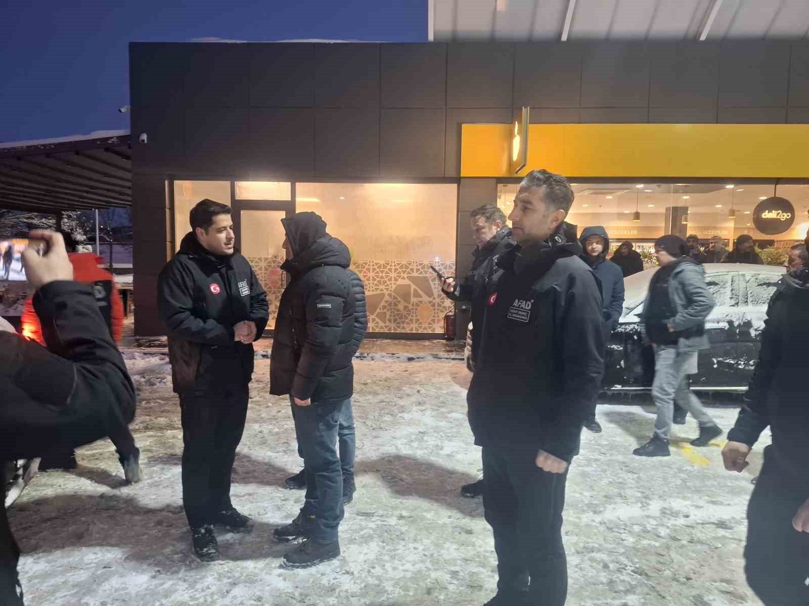 kayseride kar yagisi sonrasi mahsur kalan vatandaslar kurtarildi 7 iVefbvaY