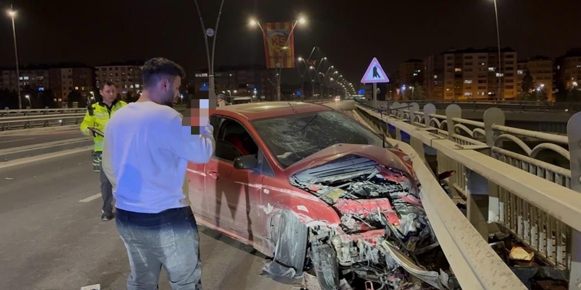 kayseride karsi yola gecen otomobil bariyerlere carpti 0 MhRWtCD8