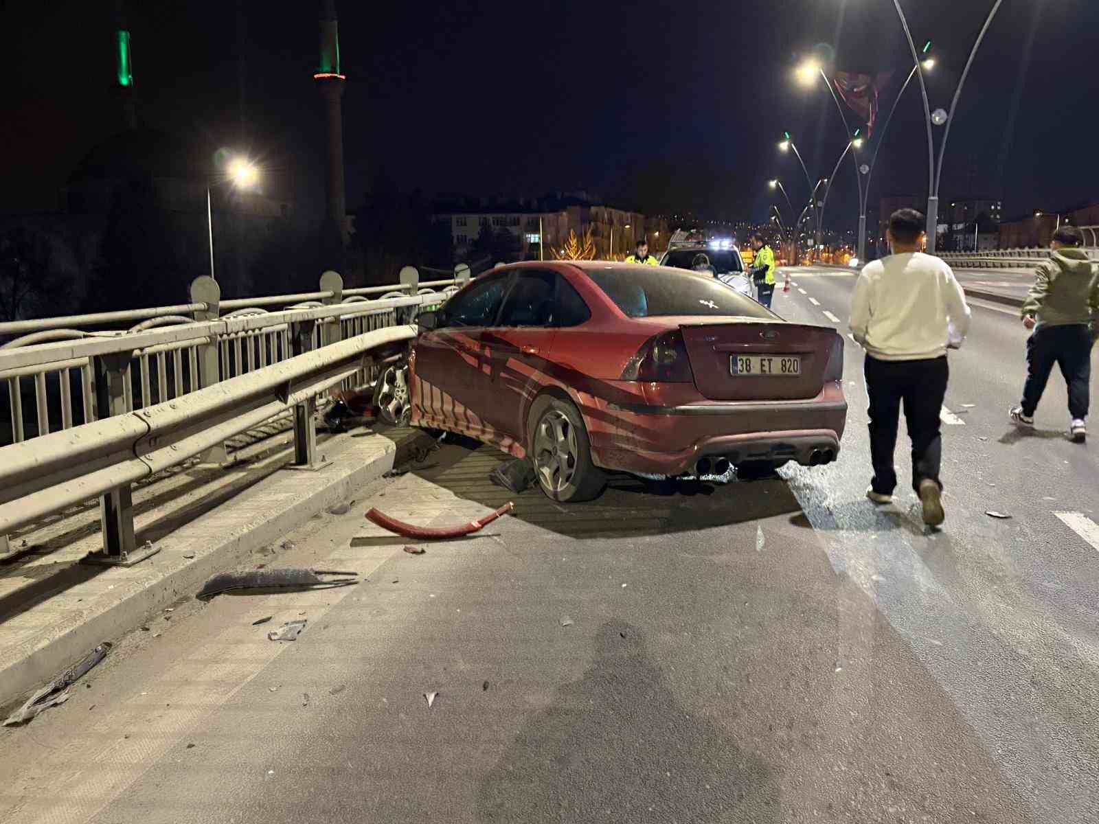 kayseride karsi yola gecen otomobil bariyerlere carpti 2 QDpDIp52