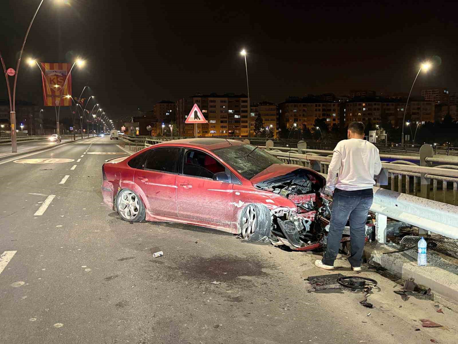 kayseride karsi yola gecen otomobil bariyerlere carpti 3 GqiFL2lK