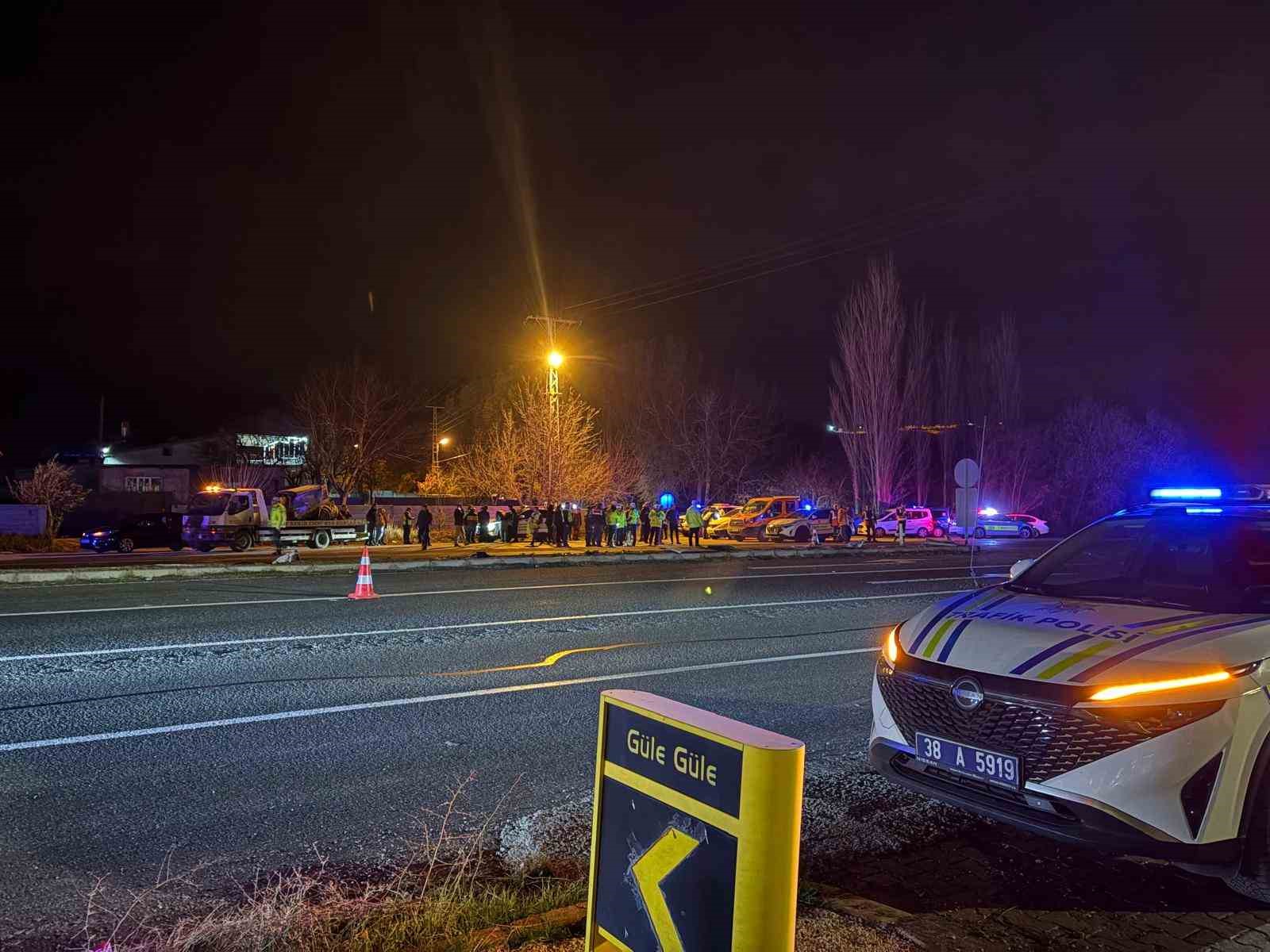 Kayseri’de kaza üstüne kaza: 1’i ağır 7 yaralı 13 kayseride kaza ustune kaza 1i agir 7 yarali 9 XZ34pdiF