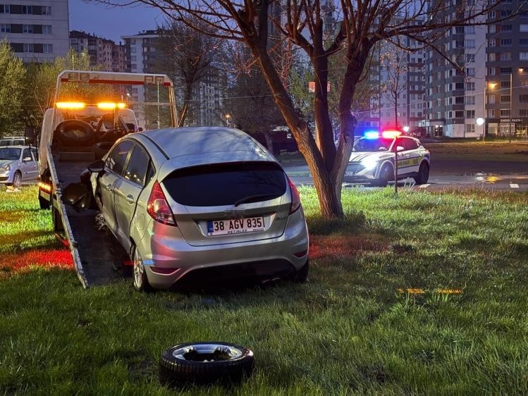kayseride kaza yapan surucu otomobilini birakip kacti 1 FzrXhZ15