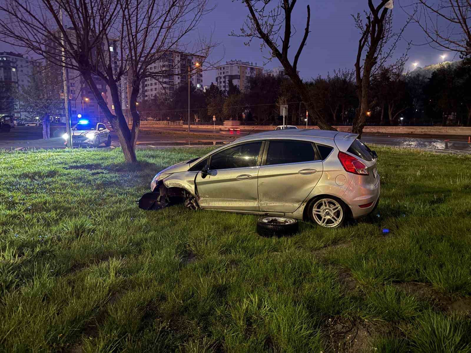 kayseride kaza yapan surucu otomobilini birakip kacti 3 3WXtdfyt