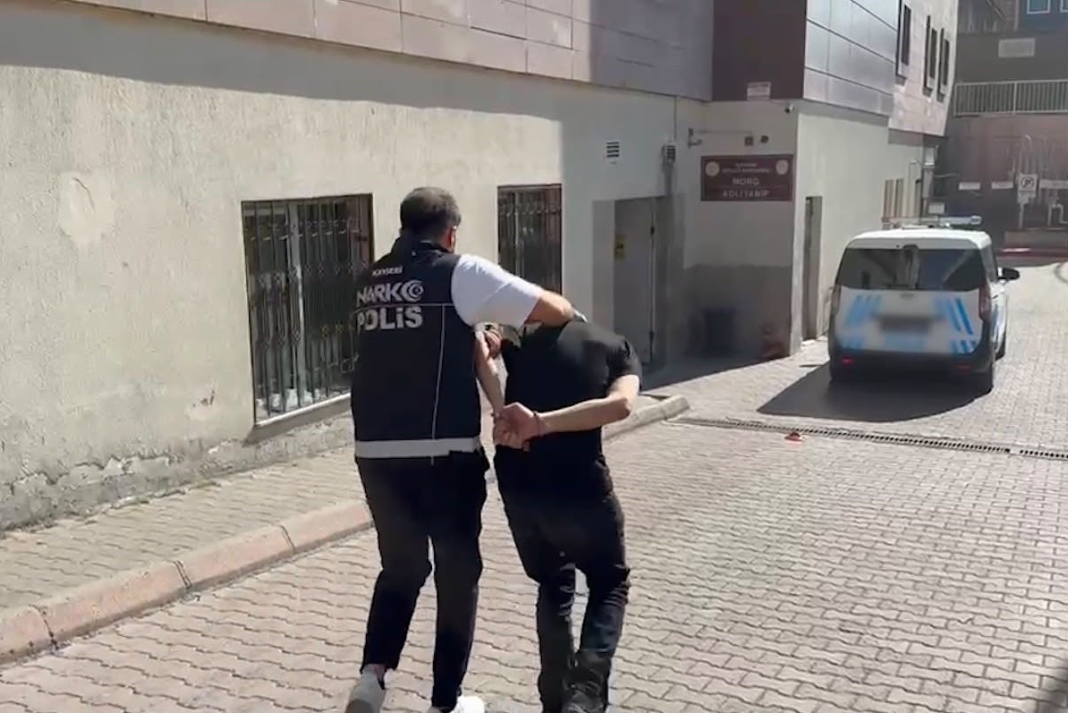 Kayseri’de kesinleşmiş hapis cezasıyla aranan 2 şahıs yakalandı 4 kayseride kesinlesmis hapis cezasiyla aranan 2 sahis yakalandi 0 sY1HNZbf