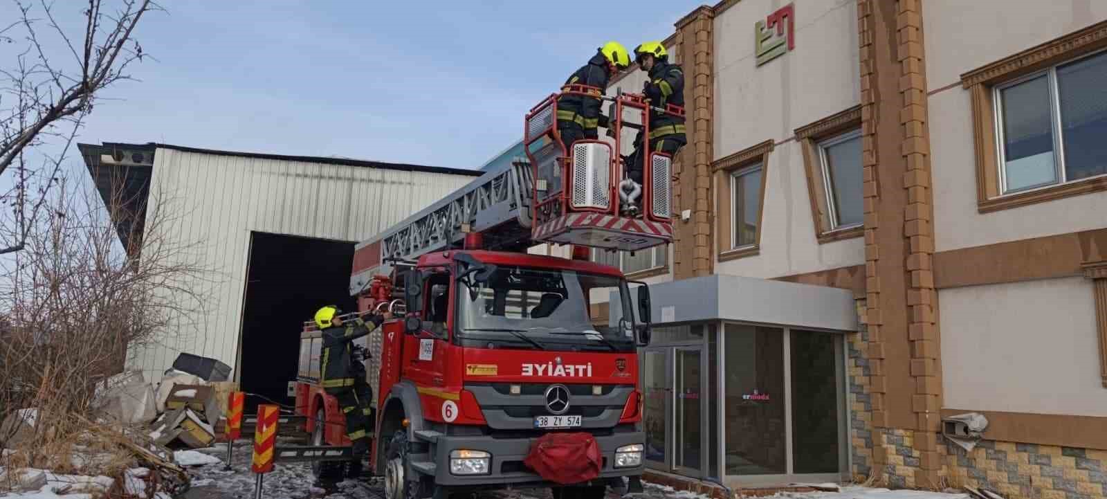 Kayseri’de korkutan fabrika yangını 5 kayseride korkutan fabrika yangini 1 gkkKsOP4