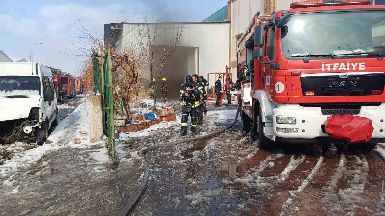 Kayseri’de korkutan fabrika yangını 9 kayseride korkutan fabrika yangini 5 J6GnC4z2