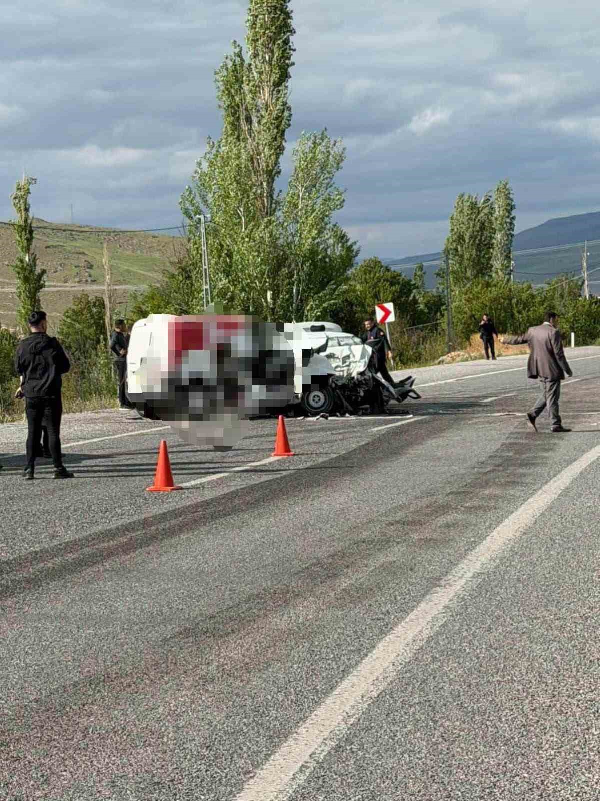 kayseride otomobil ile hafif ticari arac carpisti 1 olu 2 yarali 2 dtwEadUT
