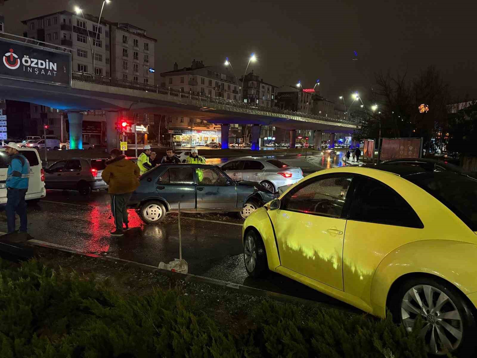 kayseride otomobil kirmizi isikta bekleyen 5 araca carpti 2 yarali 1 2YjFnlZH