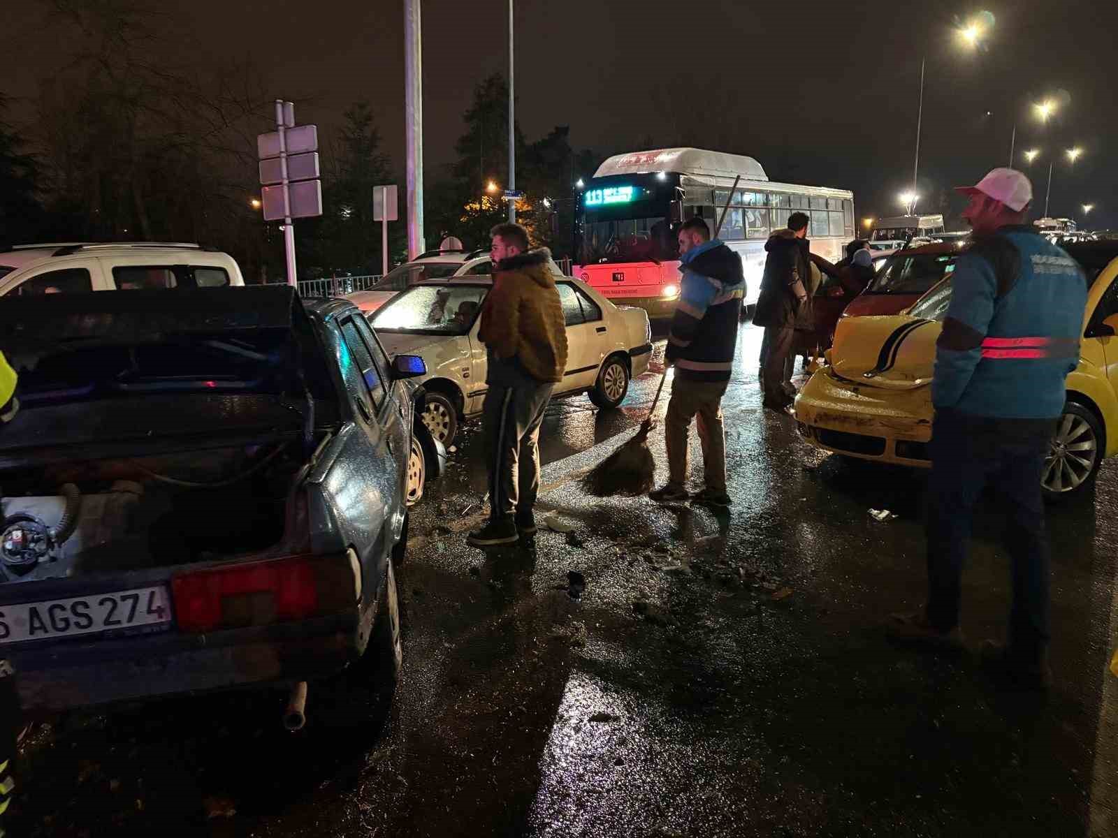 kayseride otomobil kirmizi isikta bekleyen 5 araca carpti 2 yarali 2 cNp7ji4s