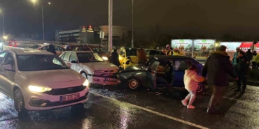 kayseride-otomobil-kirmizi-isikta-bekleyen-5-araca-carpti-2-yarali-iJmYd4l9.jpg