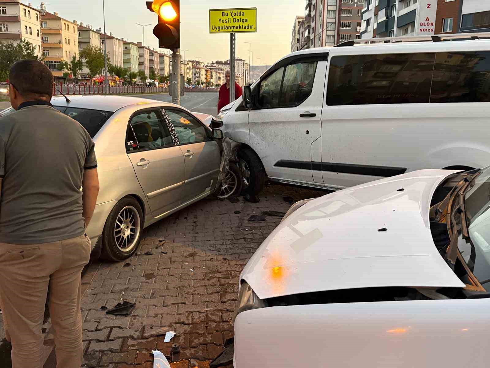 kayseride otomobil park halindeki 2 araca carpti 0 Z7tfaG1z