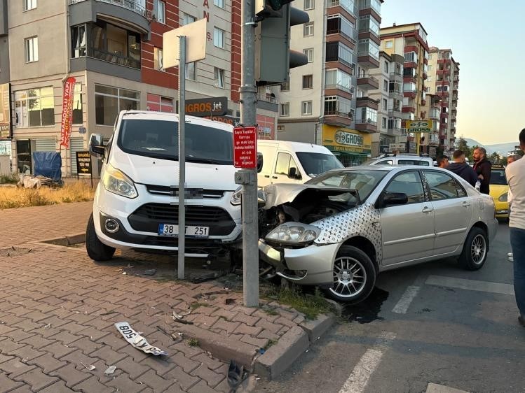 kayseride otomobil park halindeki 2 araca carpti 1 52gN74iw