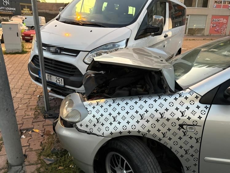 kayseride otomobil park halindeki 2 araca carpti 2 J3nNa7v1