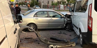 kayseride-otomobil-park-halindeki-2-araca-carpti-e3c2ltSQ.jpg