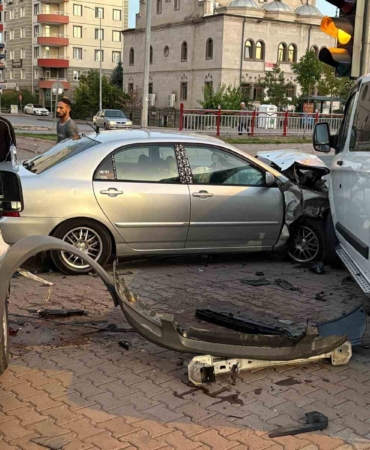 kayseride-otomobil-park-halindeki-2-araca-carpti-e3c2ltSQ.jpg