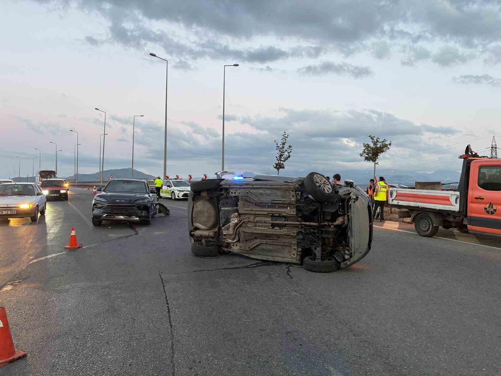 Kayseri’de otomobil trafik ışıklarında bekleyen 4 araca çarptı: 4 yaralı 5 kayseride otomobil trafik isiklarinda bekleyen 4 araca carpti 4 yarali 1 NtHO8545