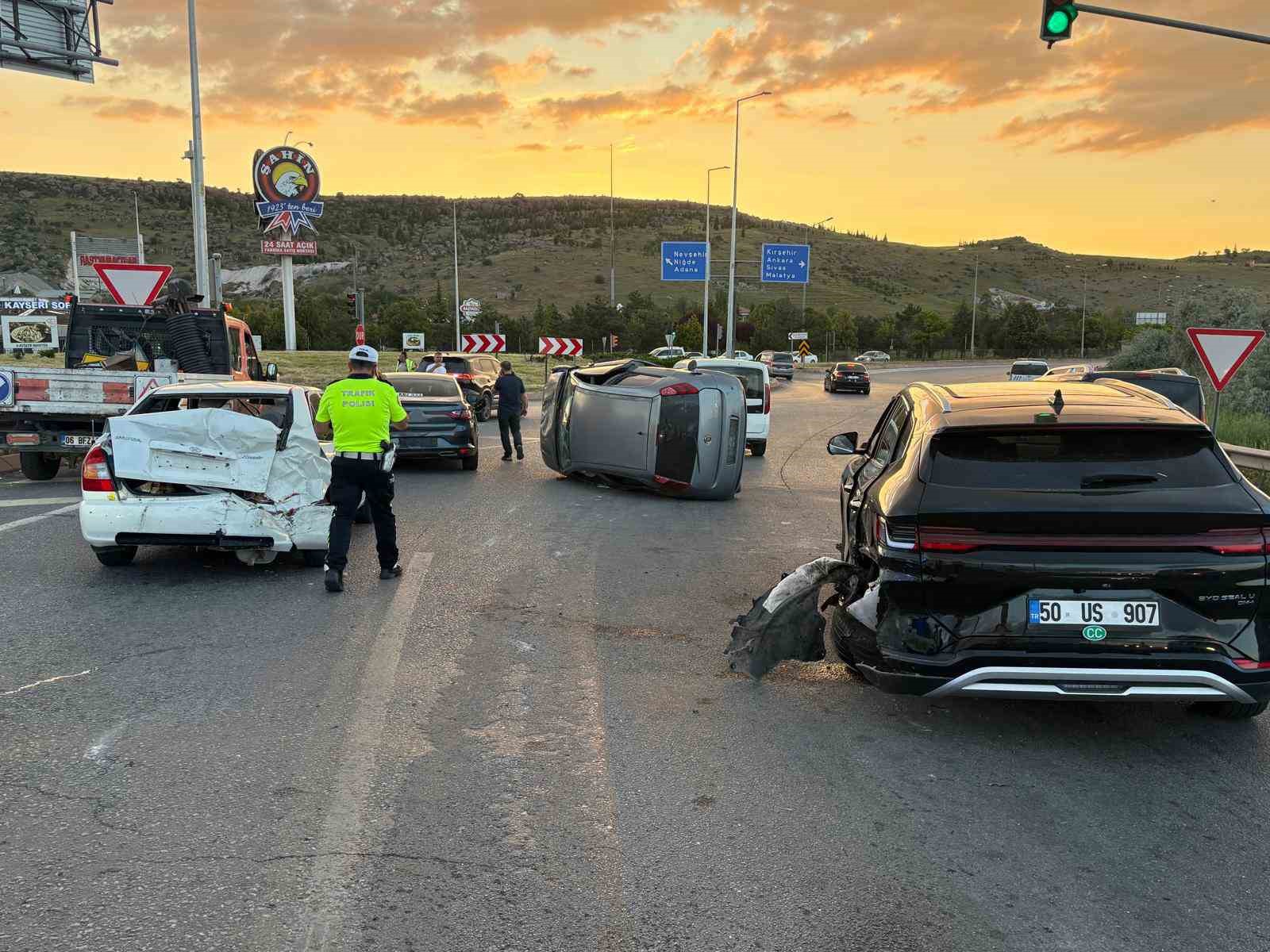 Kayseri’de otomobil trafik ışıklarında bekleyen 4 araca çarptı: 4 yaralı 6 kayseride otomobil trafik isiklarinda bekleyen 4 araca carpti 4 yarali 2 BIpJIb45