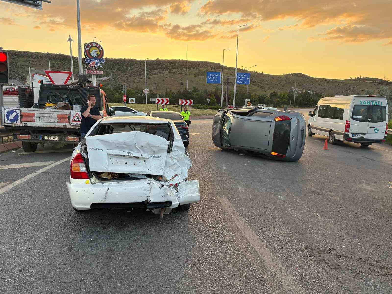 Kayseri’de otomobil trafik ışıklarında bekleyen 4 araca çarptı: 4 yaralı 7 kayseride otomobil trafik isiklarinda bekleyen 4 araca carpti 4 yarali 3 cgw9XFLt