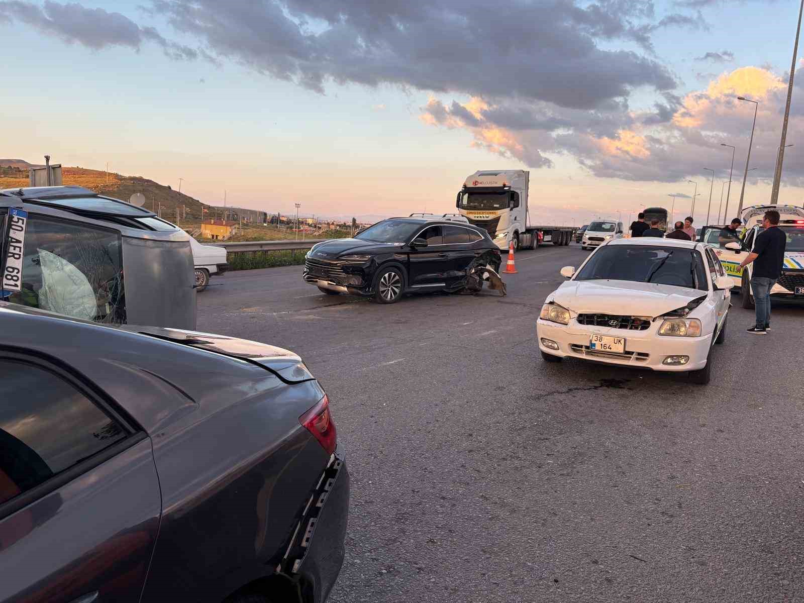 Kayseri’de otomobil trafik ışıklarında bekleyen 4 araca çarptı: 4 yaralı 8 kayseride otomobil trafik isiklarinda bekleyen 4 araca carpti 4 yarali 4 sinvji42