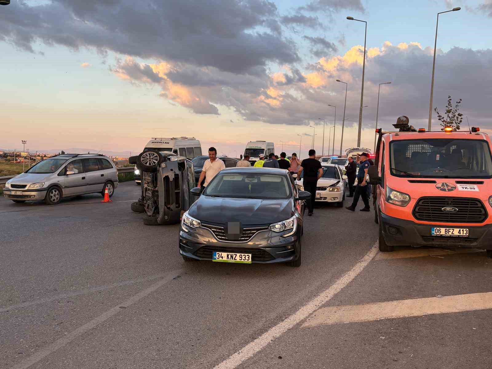 Kayseri’de otomobil trafik ışıklarında bekleyen 4 araca çarptı: 4 yaralı 9 kayseride otomobil trafik isiklarinda bekleyen 4 araca carpti 4 yarali 5 aHmXqjju