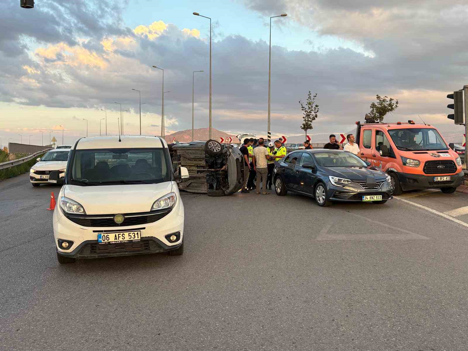 Kayseri’de otomobil trafik ışıklarında bekleyen 4 araca çarptı: 4 yaralı 10 kayseride otomobil trafik isiklarinda bekleyen 4 araca carpti 4 yarali 6 zrRC1R7v